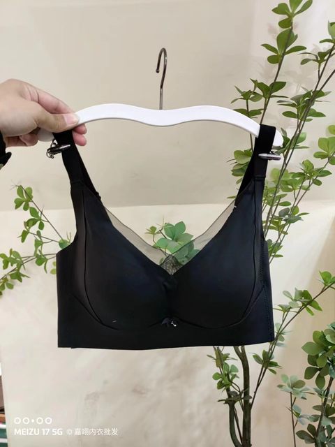 Comfortable and thin slip-on cup simple and sexy breast-retracting