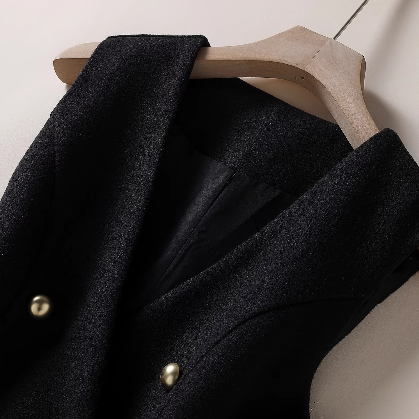 轻奢毛呢背心裙小黑裙 双排扣V领A字显瘦连衣裙 2025秋冬新款女装 - 图1