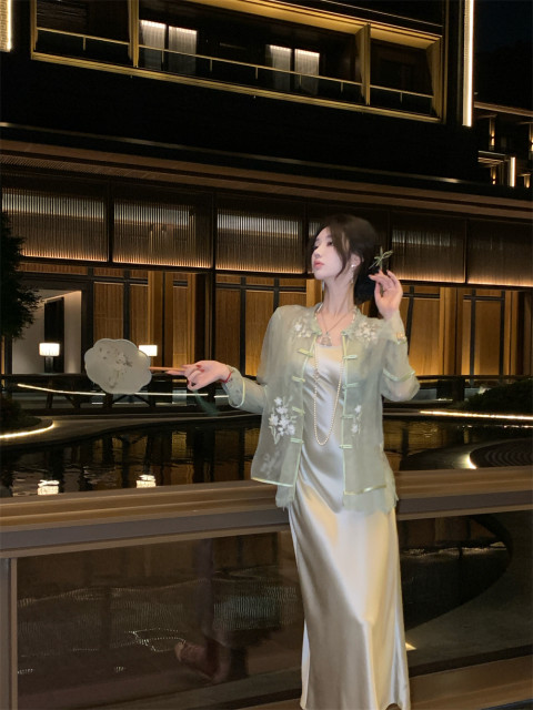 Sun Yaqiao Jiangnan ສີຂຽວໃໝ່ຂອງເສື້ອກັນໜາວສະໄຕລ໌ແຫ່ງຊາດຂອງຈີນ