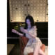 Sun Yaqiao Cecilia ລະດູຮ້ອນແບບປາສະຈາກຄວາມປາຖະໜາອັນບໍລິສຸດບ່າໜຶ່ງສາຍຄໍ satin stitching lace lace shirt long top