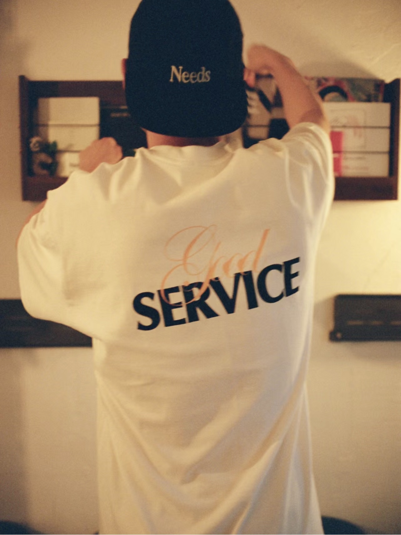 现货 SERVING YOUR NEEDS /GOODSERVICE TEE 前后印花短袖T恤 - 图2