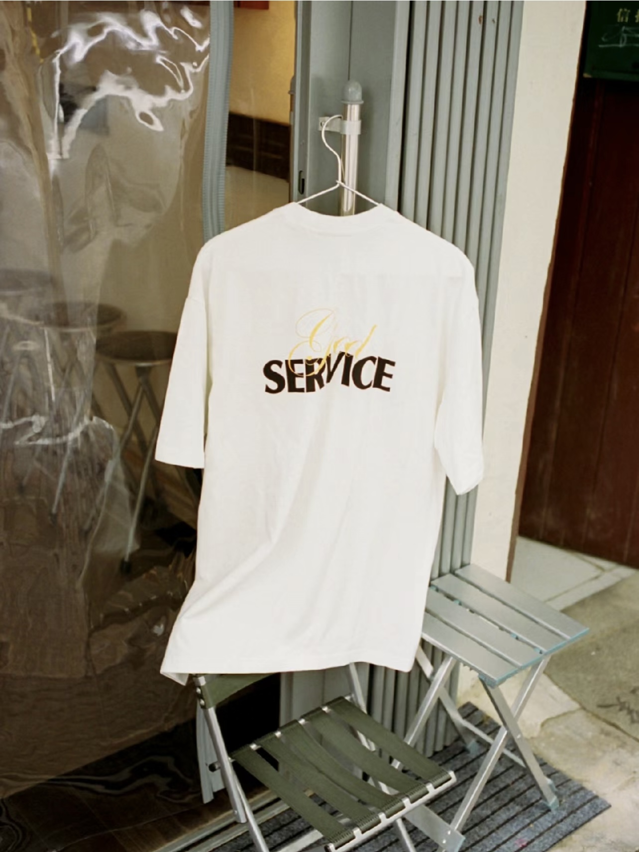 现货 SERVING YOUR NEEDS /GOODSERVICE TEE 前后印花短袖T恤 - 图1