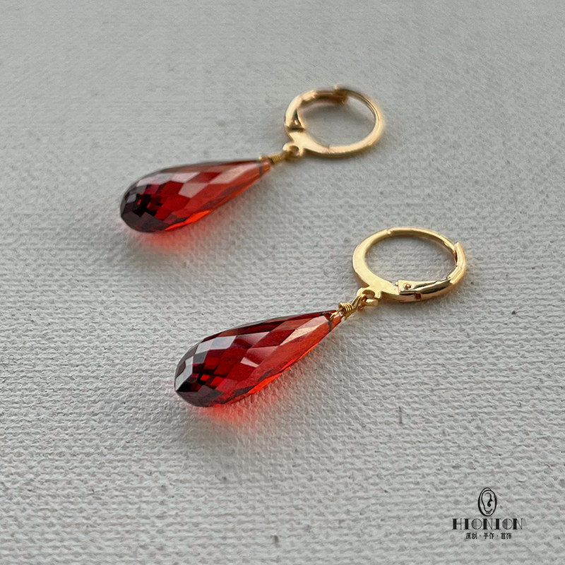《石榴的颜色》原创设计小众水滴红色锆石耳环新年耳扣个性耳夹酷,淘宝优惠券,粉丝福利购,淘宝优惠卷