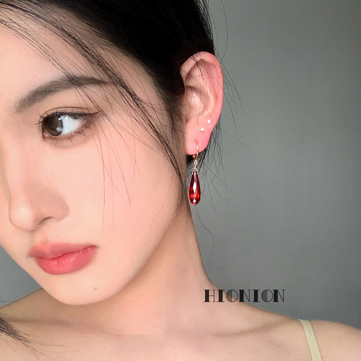 《石榴的颜色》原创设计小众水滴红色锆石耳环新年耳扣个性耳夹酷,淘宝优惠券,粉丝福利购,淘宝优惠卷