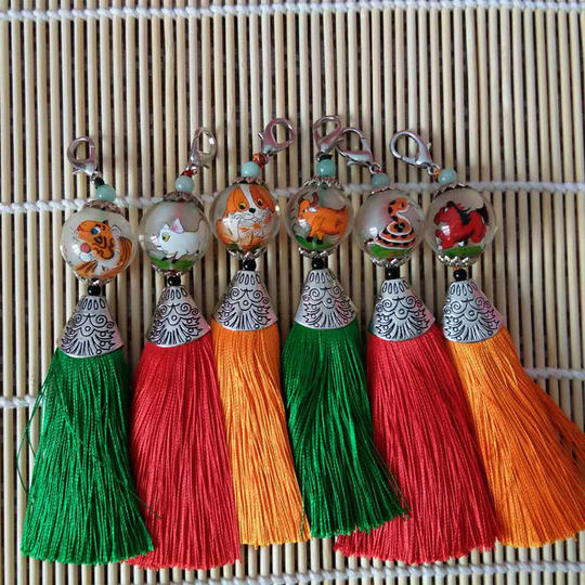 Opening celebration small gifts with painted beads inside, zodiac signs, bags, accessories, tassels, tassels, pendants, girls’ gifts