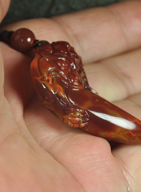 天然北票战国红缟玛瑙瑞兽牙吊坠