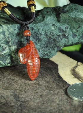 精品雕件北票战国红缟玛瑙女吊坠