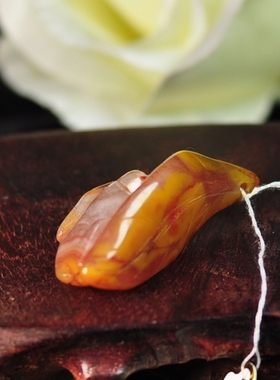 雕件天然玛瑙吊坠北票战国红兔