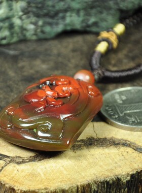 精品雕件龙蒙料天然吊坠战国红