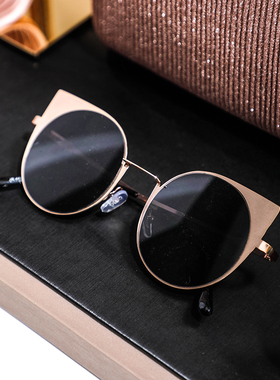 摆设梳妆台眼镜手包丝巾样板房间