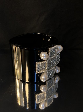 重工时尚欧美风高级感十字架镶嵌珍珠莱茵石精致轻奢黑色大手镯