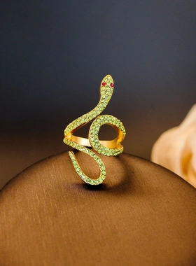 高级感绿色弯曲蛇小众设计戒指夸张奇特造型时尚气质创意饰品