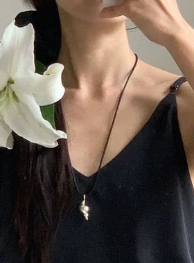 新款小众设计黑色皮绳海螺造型吊坠简约百搭长款毛衣气质链叠戴女