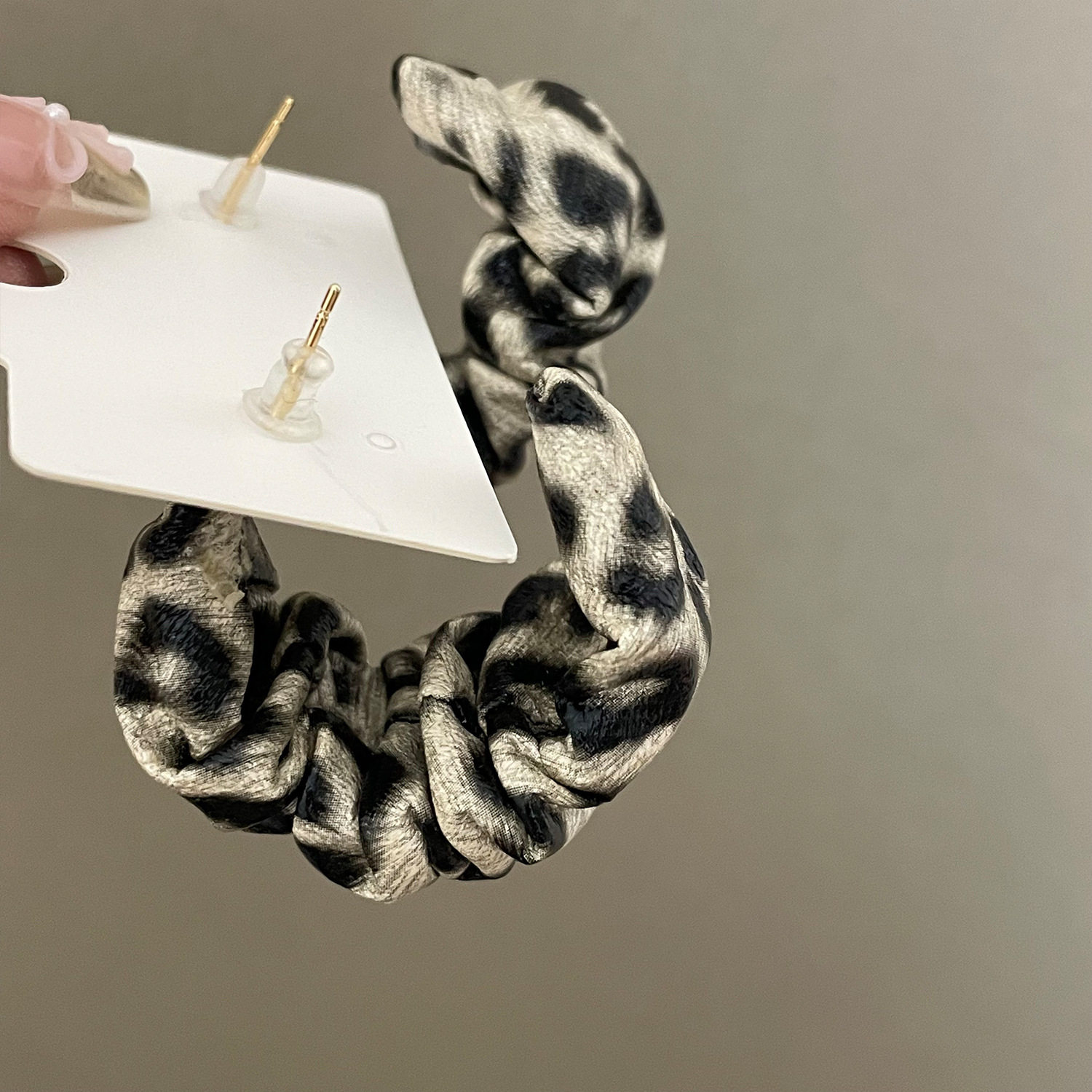 米黑豹纹皮革宽C925银针几何耳环秋冬时尚耳钉小众高级设计耳饰女,淘宝优惠券,粉丝福利购,淘宝优惠卷