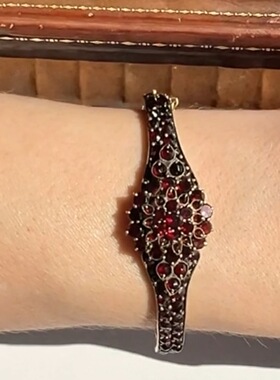 维多利亚群镶石榴石花盘星芒手镯订金实价小千私询