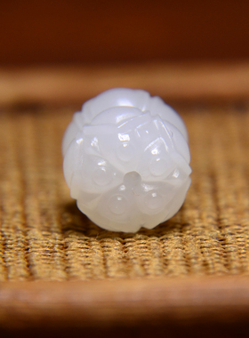 和田白玉并蒂莲吊坠手串配珠精雕