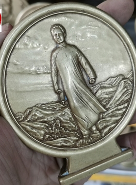 古玩红色民俗收藏黄亮黄铜毛桌面摆件长衫雨伞