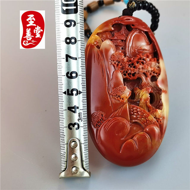 Caiyuan Guangjin gives a piece of Shoushan stone carving as a lanyard