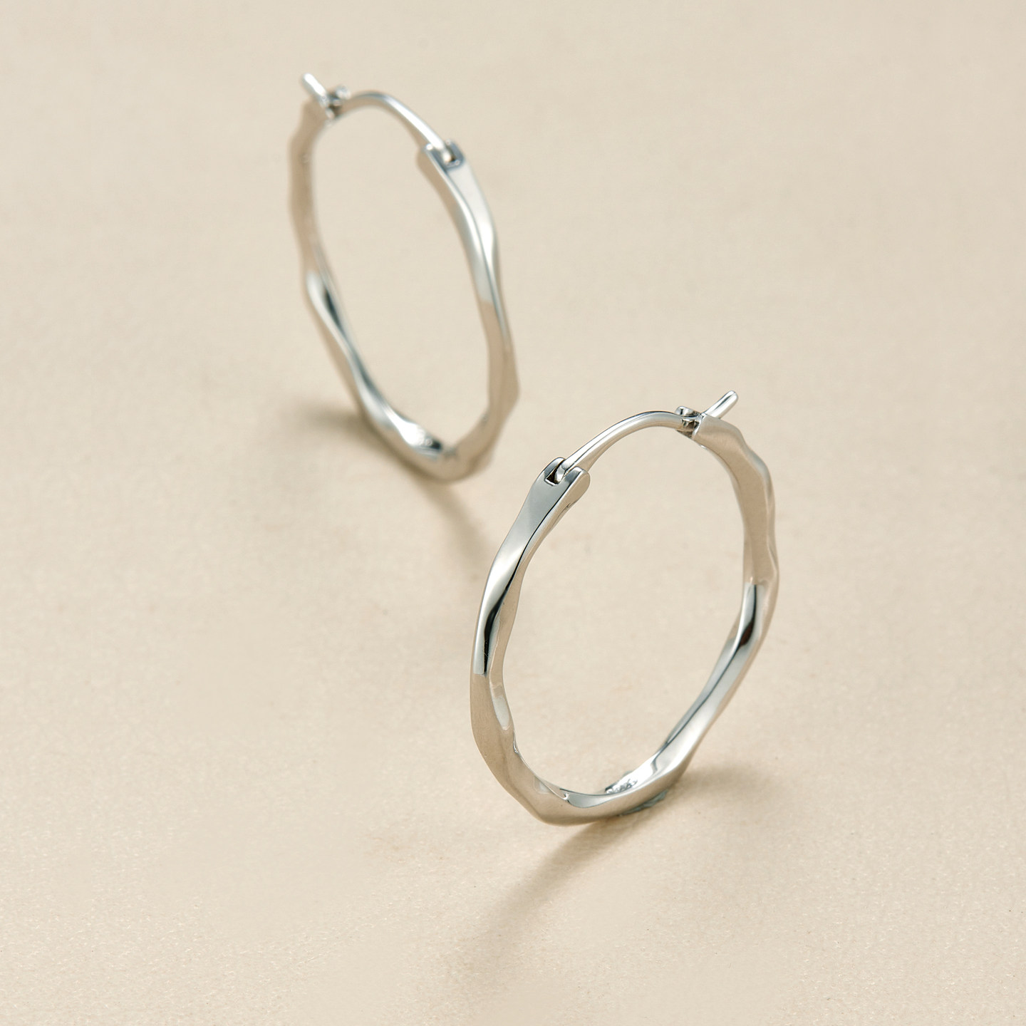 AHCHOO  静奢通勤S925纯银扭曲光面感素圈耳环小众乌比斯圆耳扣女,淘宝优惠券,粉丝福利购,淘宝优惠卷