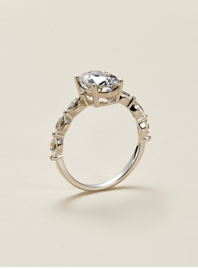 AHCHOO 静奢高级感2克拉莫桑石鸽子蛋戒指925银椭圆碎钻蛋形指环