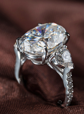 2025格拉夫1鸽子蛋铂金莫桑钻戒