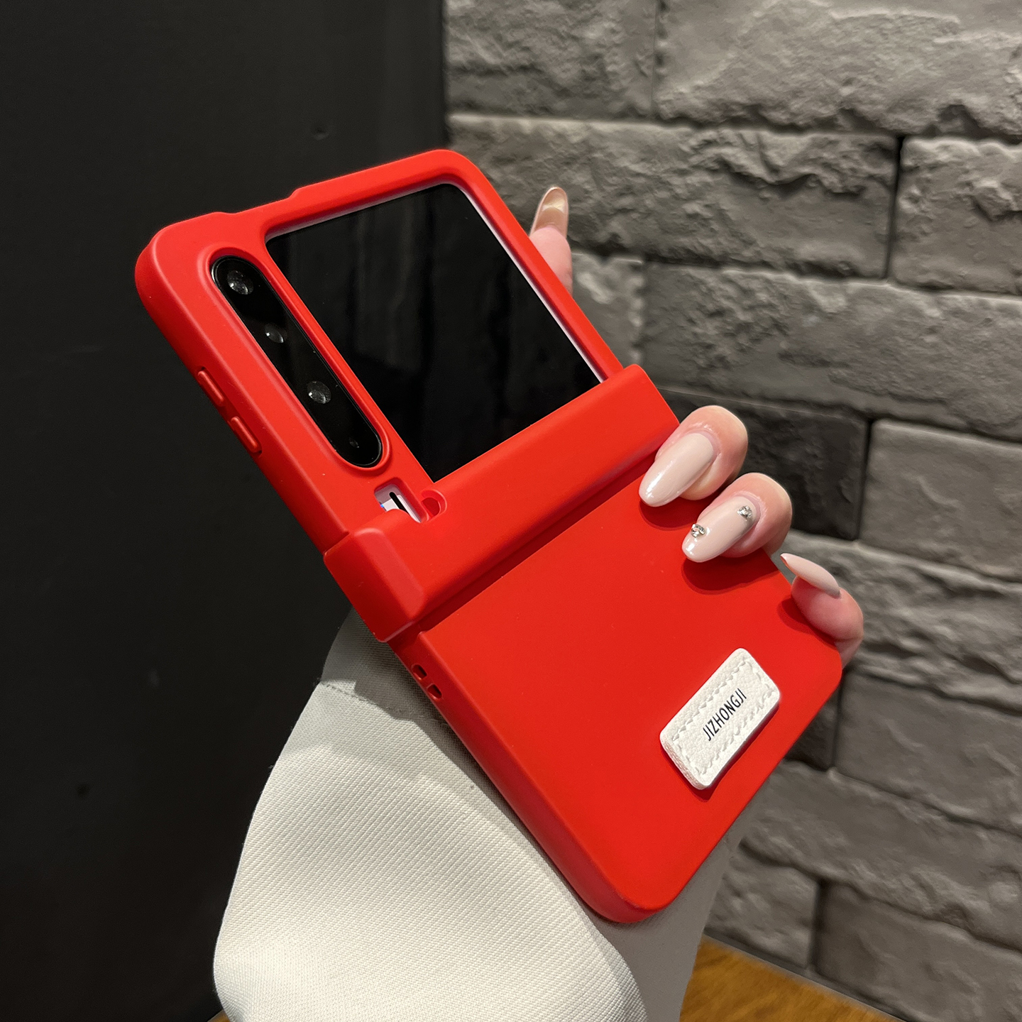 【高级感】个性时尚肤感中轴红色适用华为purax手机壳zflip7超好看潮流mixflip2网红女款magicVflip2防摔外壳 - 图0