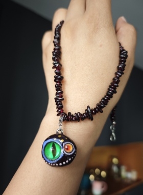 原创艺术手工石塑黏土橙绿撞色异形眼睛吊坠石榴石碎石项链毛衣链