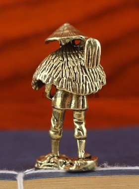 纯黄铜蓑衣老人戴斗笠扛锄头摆件