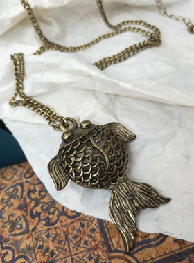 复古时髦立体小金鱼镂空吊坠项链
