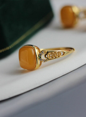 天然银镶鸡油黄老蜜蜡戒指s925纯银开口老蜡方形戒指直播供应链