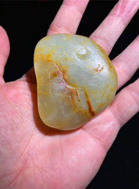 新疆和田玉籽料直闪石带猫眼黄沁皮把件---安居乐业（140克）