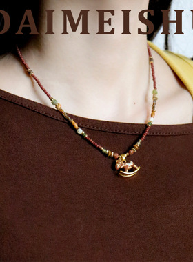 原创新款复古精致滴油木马天然石项链配饰女轻奢小众高级感锁骨链