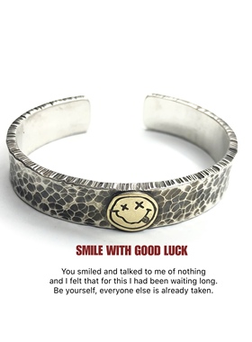 微笑伴随好运手工锤纹笑脸银手镯