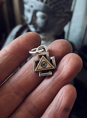 百搭纯银立体卍字吊坠