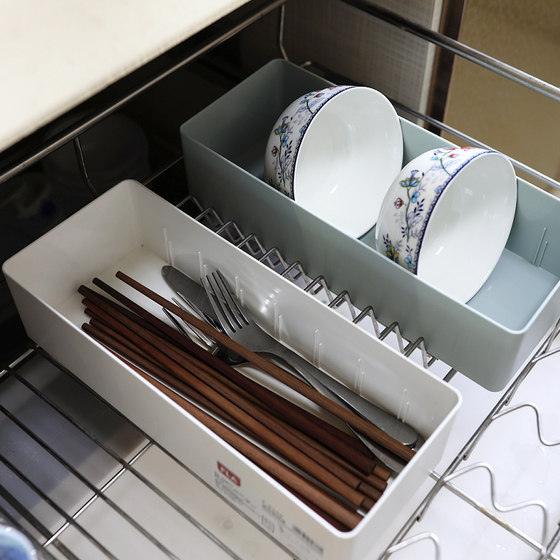 Divided storage box with adjustable partition distance