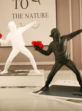 banksy班克西扔花摆件