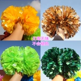 Красочные танцевальные соревнования La Laquan La La La La La Team играет в цветочные шарики