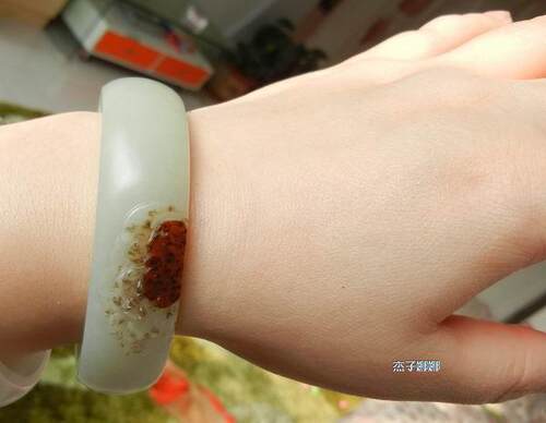 朕品牌  红沁皮白玉籽料手镯 欣赏篇个人收藏 - 图1