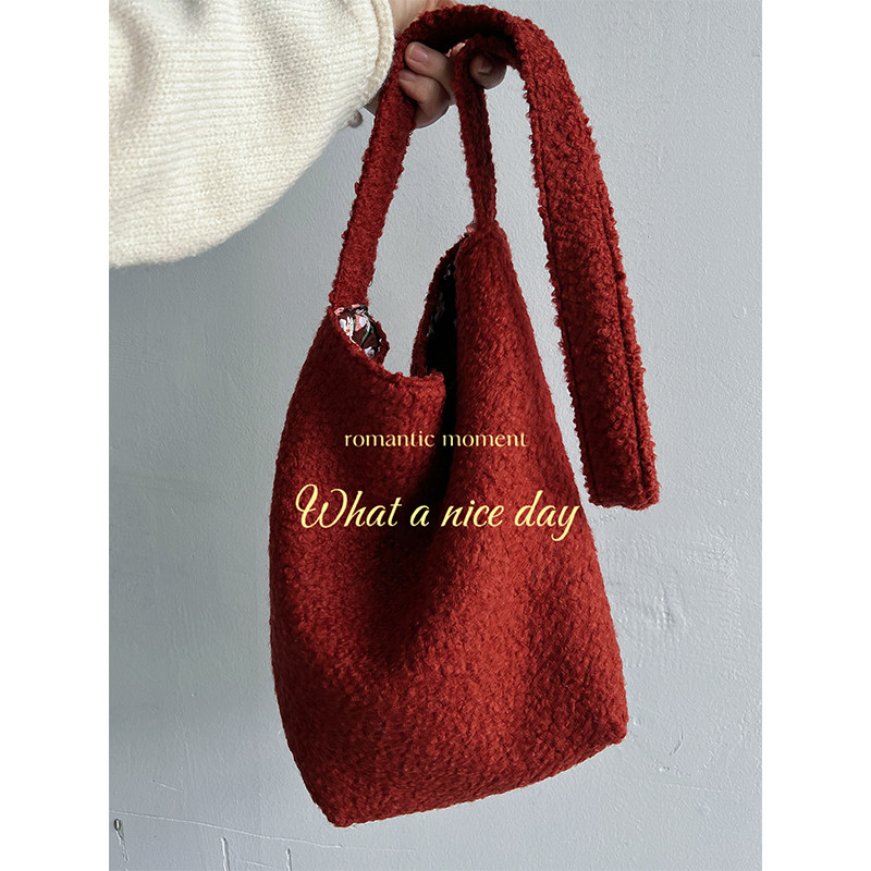 白日梦长自制！复古红色羊毛呢水桶包女2025法式秋冬百搭斜跨包,淘宝优惠券,粉丝福利购,淘宝优惠卷