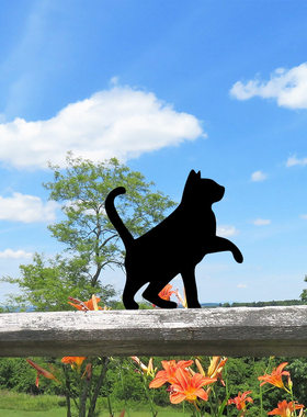 嗅花的猫咪好心情翘起尾