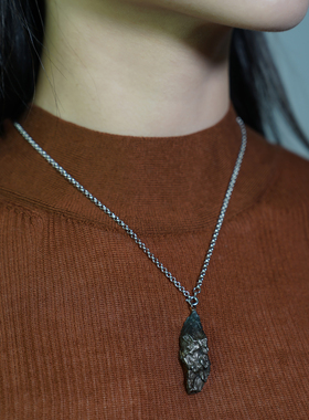 手工镶嵌天然陨石原石的吊坠