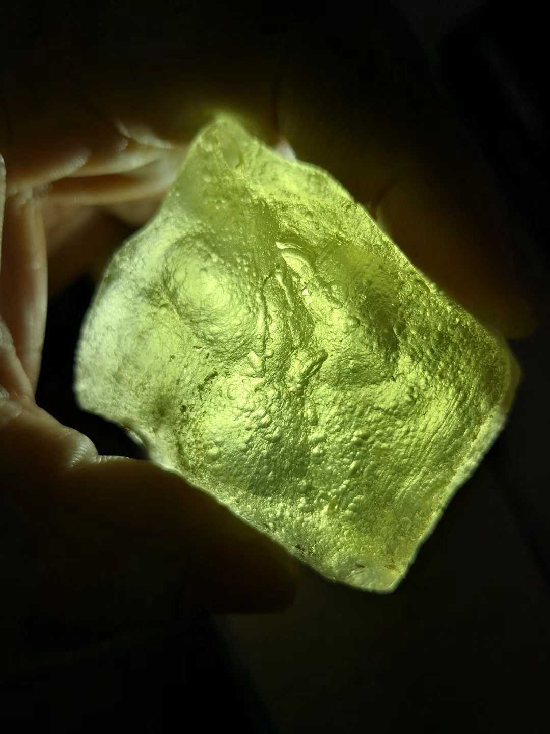 利比亚黄金玻璃陨石 陨石原石 手把件 摆件藏品 灵石 透光宝石95g - 图0