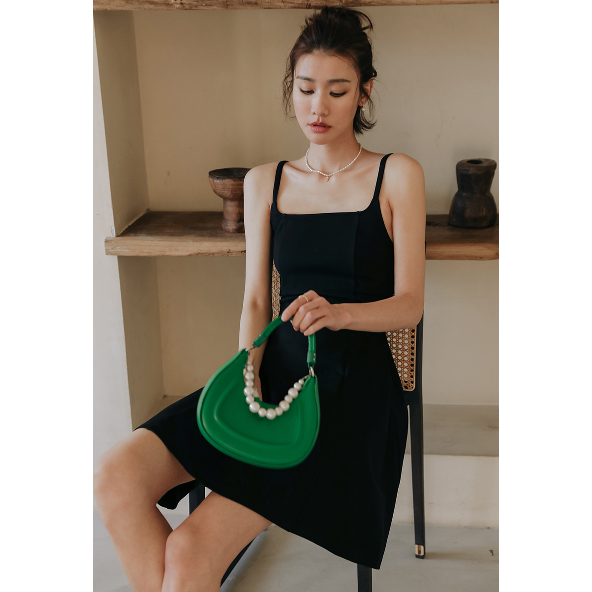 弥古黑色吊带连衣裙小个子赫本风小黑裙女秋冬内搭打底裙子高级感 - 图2