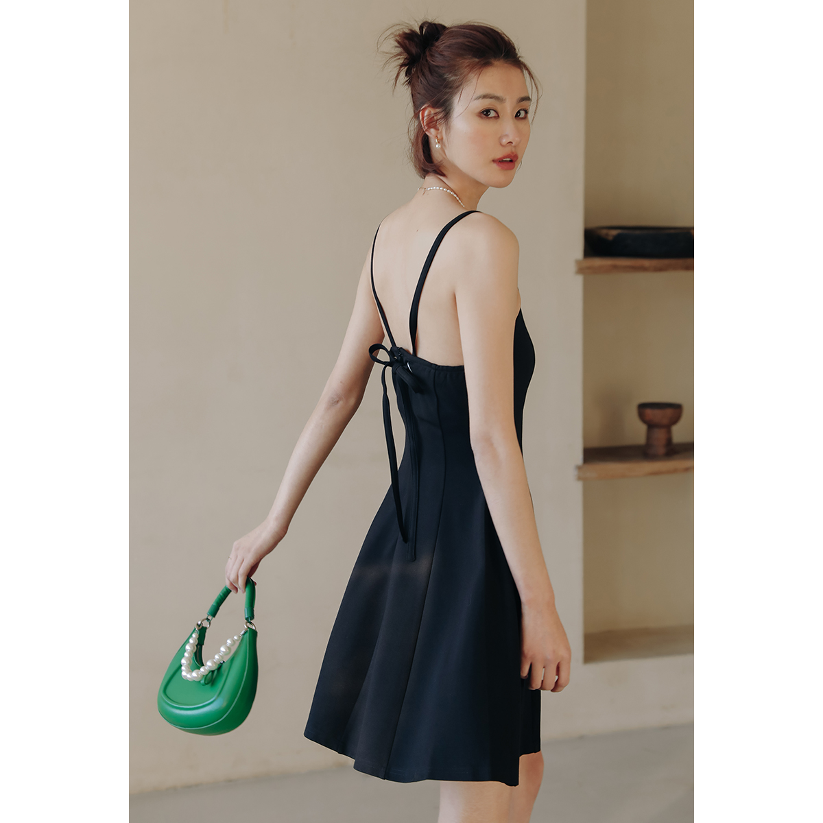 弥古黑色吊带连衣裙小个子赫本风小黑裙女秋冬内搭打底裙子高级感 - 图1