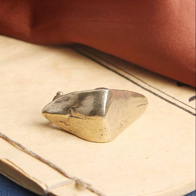 Brass old snail tabletop ornaments that turn things around, creative tea pet handles, antiques and miscellaneous old copper ornaments