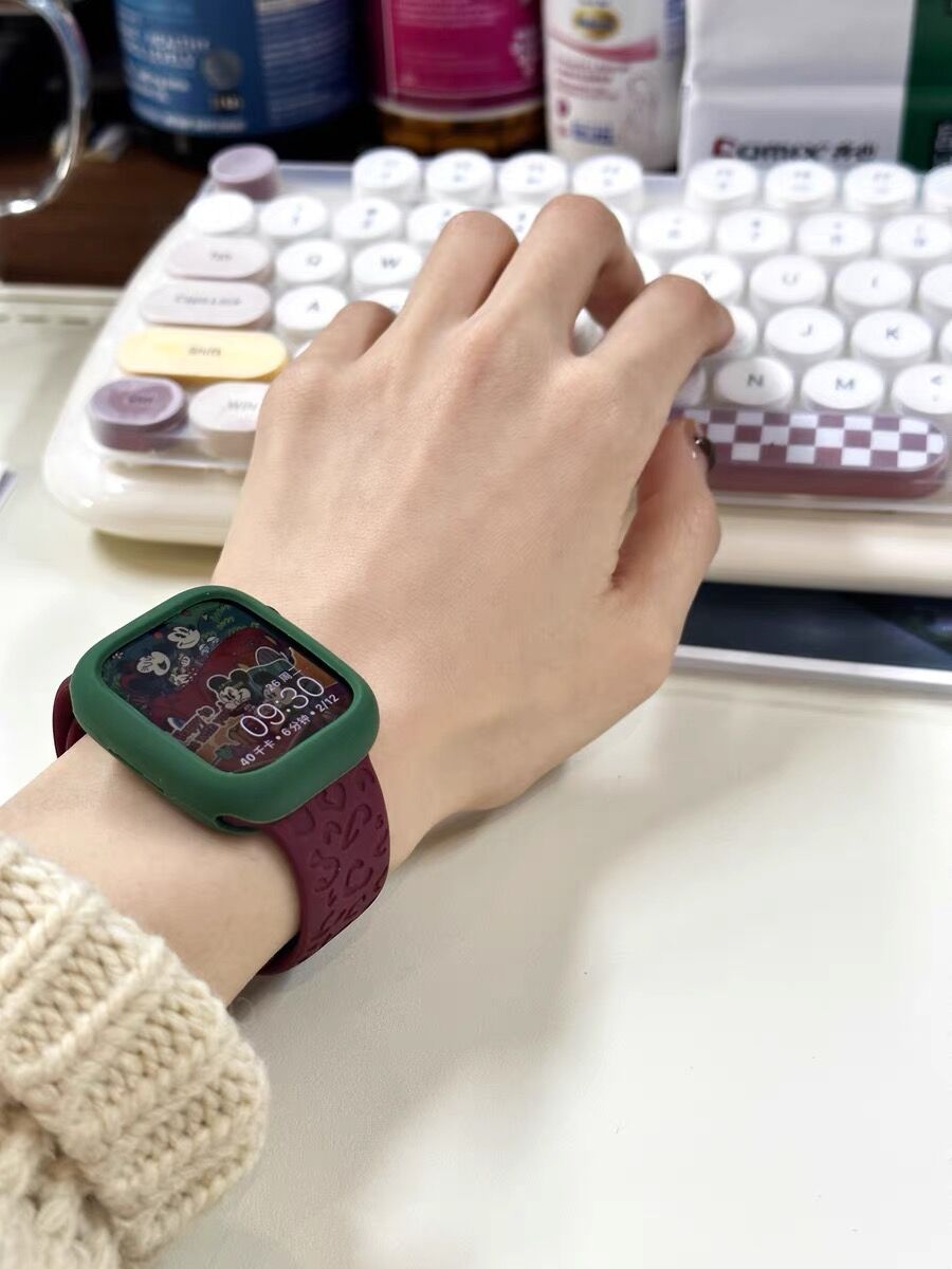 适用applewatch9表带苹果手表带硅胶可爱豹纹花纹一体iwatch8运动新款s7/6/SE腕带41/45mm高级感女新款圣诞红 - 图0