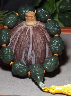 新疆的猫L122302 160.7克鲜靓柔美飘蓝色调且末青玉罗汉手持