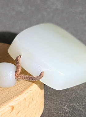 新疆的猫W122402 51克，品相完好胶油感突出且末白玉仿古平安牌