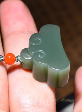 JJ0031218新疆的猫9.8克含绳玉色纯美俄碧玉湖水绿色如意锁挂坠