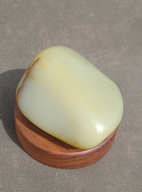 C031403 新疆的猫 320克玉质超熟的淡金黄皮高青白玉疙瘩料